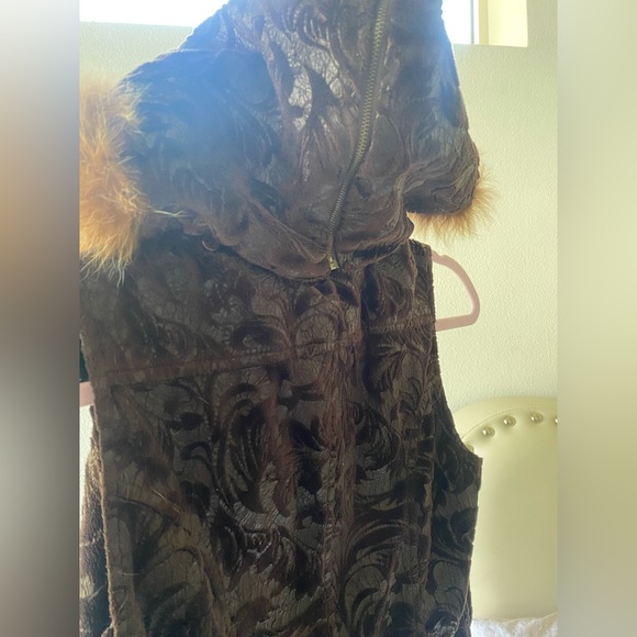Sleeveless Jacket with fur hoodie - Picture 3 of 11